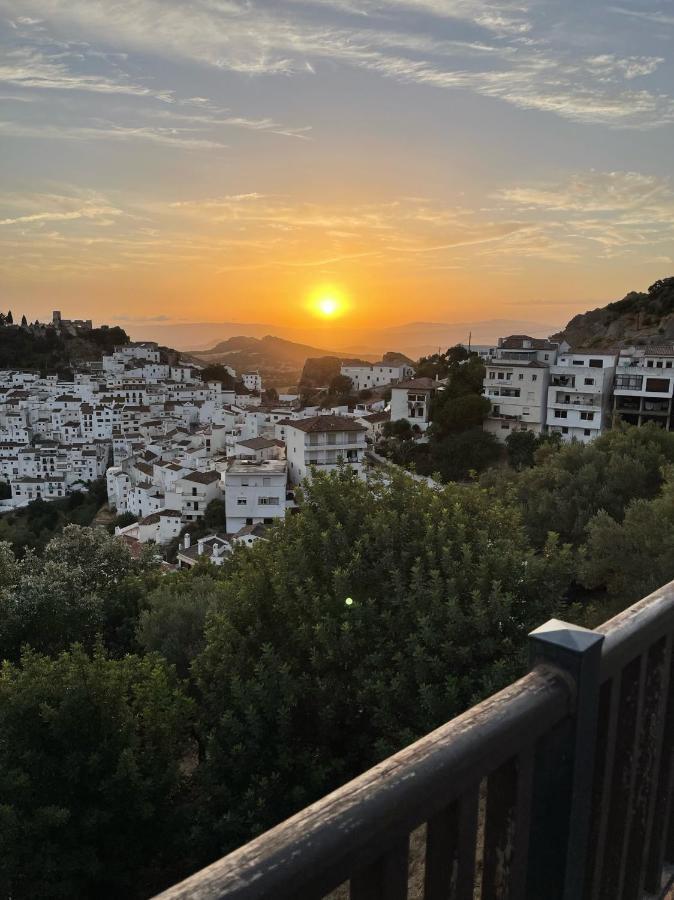 Stylish 3 Bed House 2 Bathrooms, With Patio, Roof Terrace And Communal Pool 5 Minutes Away From The Beautiful Spanish White Village Of Casares Pueblo And Only 20 Mins From The Sea Ngoại thất bức ảnh
